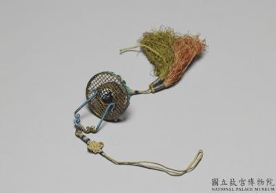 图片[2]-Gilt filigree fragrance pouch with kingfisher feather in the form of a flower basket of longevity, Qing dynasty (1644-1911)-China Archive